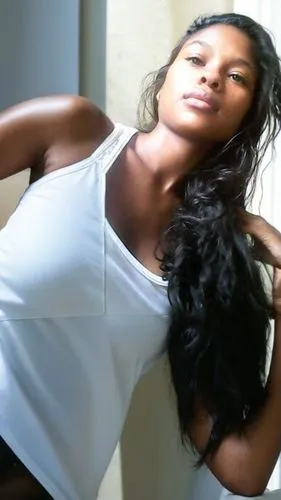 mujer african ebony 35 años ebony latina, pelo liso black, mujer de baja estatura. mentón pegado al pecho, hombros en alto. A canvas where whispers of black  trace through the dominion of white, craft
