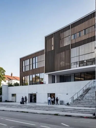 Generar una imagen realista de un edificio de dos pisos completamente construido, con una estructura sólida y bien definida. La planta baja está terminada con muros de mampostería de bloque de concret