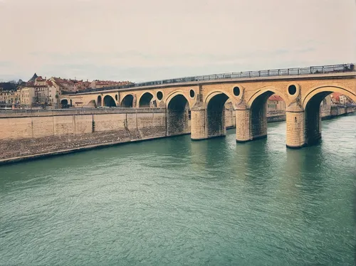 Describe the historical significance of the Pont Saint-B￩n￩zet.,tiber bridge,pont d'avignon,danube bridge,sant'angelo bridge,arno river,pont saint-bénézet,river seine,tiber,ponte sant'angelo,szechenyi