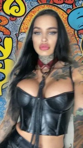 1970s Hippie Graffiti, street art. Pop art, inspired by HARING and LICHTENSTEIN
,a woman in black leather is shown standing,vid,mona lisa,tetas,bani,monalisa,cardizem