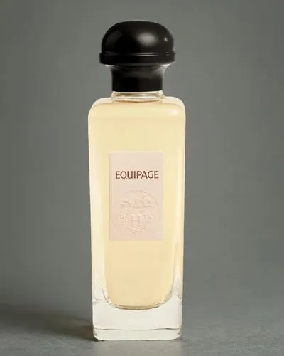 Arrière-plan gris. Equipage est un parfum épicé boisé, sec a la bergamote, jasmin, patchouli, fève de tonka.,parfum,coconut perfume,perfume bottle,fragrance,scent of jasmine,creating perfume,natural p