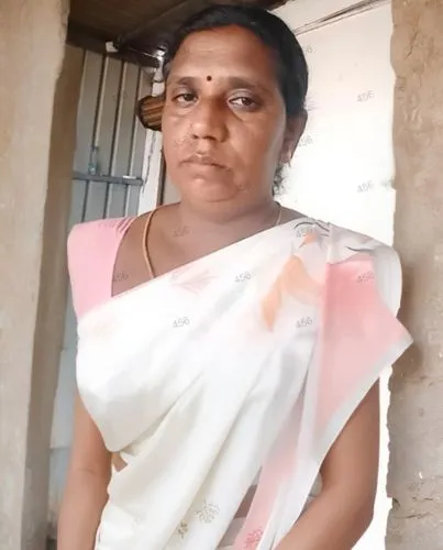 woman in sari looking around outside her home,sivakami,bhanumathi,bhuvaneswari,bhavani,kumaratunga,kannamma