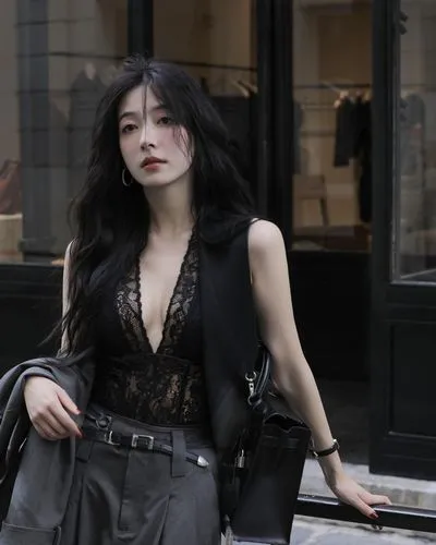 性感外衣，深V，露腰部,a woman standing on the street next to a wall with many clothes,hyuna,parisienne,egwene,junji,zhu,xiaoli