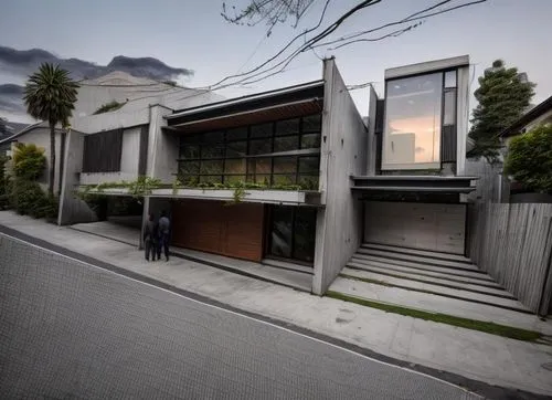 diseño exterior de una residencia estilo minimalista, con elementos de concreto, madera, cristal, rejilla de acero, vegetación, iluminación nocturna perfcetamente detallada, fotografia hiperrealista,a