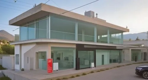 Renderizar una imagen tomada de Google Maps de una edificación situada en una esquina. Diseñar la fachada exterior con las siguientes características:

La planta baja ocupada por locales comerciales, 