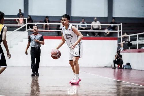 a male basketball player dribbling a basketball past two opponents,mccoughtry,clavell,aspac,jianlian,yun niang fresh in mind,fastbreak