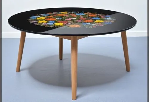 sehpa üstü siyah 8 milimetre cam, ayaklar  yuvarlak torna meşe , sehpa üstünde , renkli kır çiçeklerden oluşan vazo içinde ,a table with a unique design painted on it,coffeetable,coffee table,tafel,mo