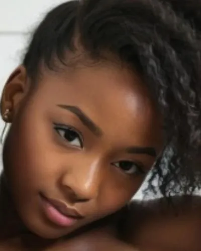 a young woman posing with her hand on the side of her shoulder,ethiopian girl,beautiful african american women,afro american girls,congolaise,relaxed young girl,eritrean