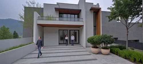 DISEÑO EXTERIOR DE CASA ESTILO MINIMALISTA, CON MUROS CON CANTERA GRIS, EN COMBINACION CON MUROS DE COLOR BLANCO Y GRIS,VENTANAS DE ALUMNIO CON CRSITAL, PLANO CINEMATOGRAFICO, CORRECCION DE ERRORES,a 