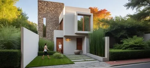 CASA ESTILO MINIMALISTA UBICADA, COMBINANDO LOS COLORES VIBRNTES DE LA ARQUITECTURA MEXICANA Y LA PIEDRA DE RECINTO,  EN UN FRACCIONAMIENTO CON VEGETACIÓN EXUBERANTE, PERSONAS,ARBOLES, PALMERAS, CORRE