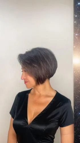 woman with short dark hair standing next to a window,startalk,dominczyk,stelle,troi,astrophysicist,shoulder length,jadzia,araceli,cosmologist,greenscreen,profiles,etoiles,maniatv,astrophysicists,tomba