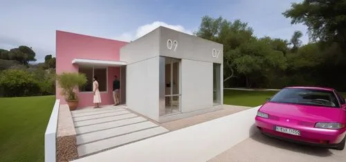 DISEÑO EXTERIOR DE UNA CASA ESTILO MINIMALISTA, CON UN VOLUMEN COLOR BLANCO Y EL VOLUMEN FRONTAL EN  ROSA MEXICANO, CON CANCELES DE ALUMINIO BLANCO Y CRISTAL, NUMERO 09 CON ACERO INOXIDABLE MARCADO AL