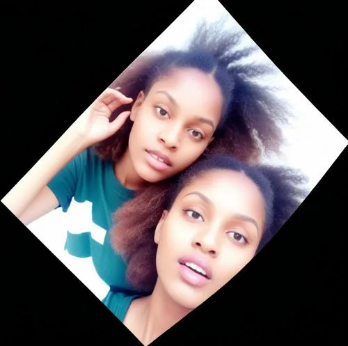 idéntica,two women posing together with their hair in a bun,twinn,righthand,naturelle,naturalness,roughness,twin