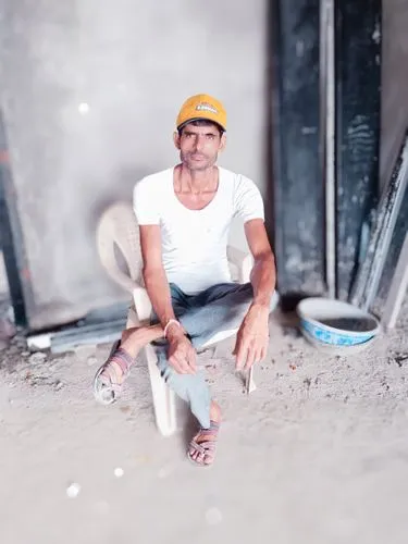 construction worker,tradesman,plasterer,female worker,blue-collar worker,house painter,bricklayer,woman sitting,italian painter,worker,a carpenter,builder,repairman,contractor,street artist,roofer,white-collar worker,painter,keith richards,electrical contractor