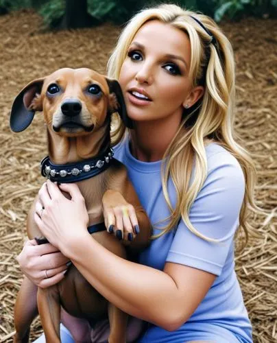 Britney Spears com dachound anão preto,a woman and dog sitting in the grass,britney,stassi,keibler,candice,devonne,jayne