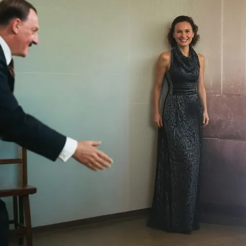 Der deutsche Führer Hitler (männlich) geht mit ausgestreckter Hand dieser schönen Frau begrüßend entgegen. Sie freut sich sehr darüber und kann es kaum fassen.,vanity fair,long dress,kennedy center,ar