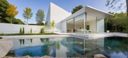 Diseño exterior de una casa moderna estilo minimalista combinando muros de color blanco con muros de tabique aparente, herrería de aluminio con cristal, fotografía hiperrealista, fotografía arquitectó