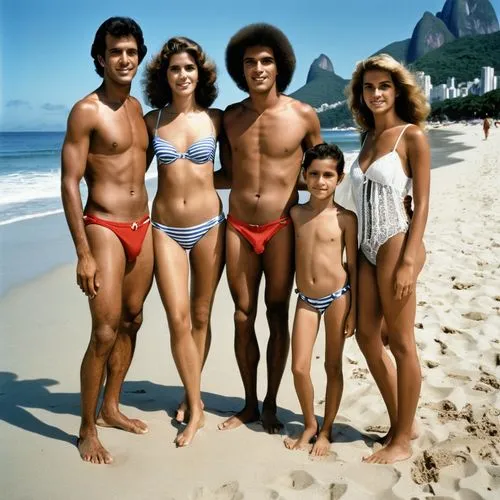 Carlos Vereza (31), Renata Sorrah (23), Dina Sfat (31) and Djenane Machado (23). Ipanema, 1970
Pose for the soap opera "As on earth as in heaven" by Dias Gomes.
Okay, now we have the plot of this icon