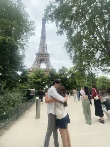 parisians,french tourists,argentinian tango,parisiens,parisii,paris,parisiennes,eiffel,parisien,hugged,champ de mars,honeymooners,ldr,parisian,couple goal,parigi,eiffel tower,paris - london,the eiffel tower,honeymooning