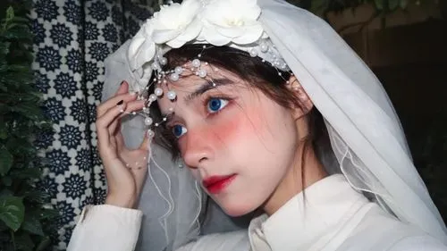 这是一种花，生成很多丛这种花在院子里,bridal,dead bride,bride,bridal dress,the angel with the veronica veil,traditional costume,suit of the snow maiden,ao dai,sun bride,asian costume,bridal veil,bridal clothing,white la