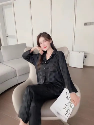 business woman,spy visual,businesswoman,seo,sitting on a chair,sit,business girl,armchairs,sofa,woman sitting,hojuela,ceo,office chair,business women,pantsuit,stressed woman,black suit,bts,long legs,p