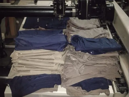 fabrica textil con maquina de coser,garment racks,clotheshorse,turning cloths,polo shirts,garments,mass production,clothing,suit trousers,men clothes,trouser buttons,men's wear,khaki pants,linen,cloth