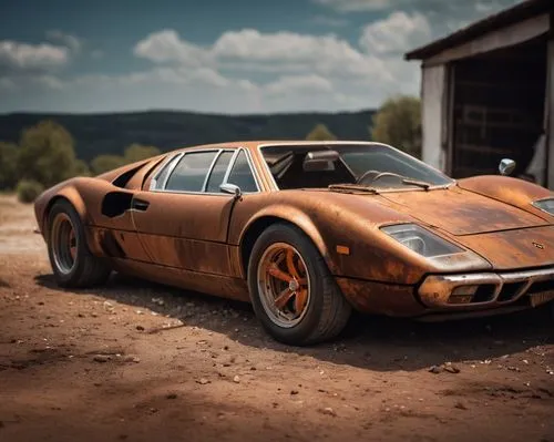 一台鏽跡斑斑,生鏽嚴重的超跑,an orange race car that is sitting outside,bricklin,stratos,off-road car,ford gt40,matra,countach,Photography,General,Cinematic