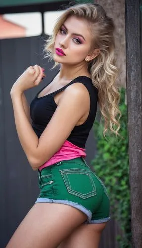 una chica muy atractiva ,pecas en la nariz , rubia con ojos verdes ,brillo de labios rosa labios carnossos , , estilo estudio gran detallado , estilo de ropa micro shorts tejanos con micro top de tira