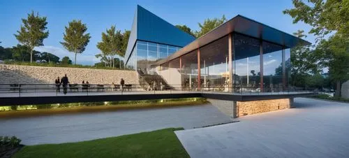 DISEÑO EXTERIOR DE UN RESTAURANT PARA UNA NAVE INDUSTRIAL, CON UNA ESTRUCTURA  A BASE DE COLUMNAS CIRCULARES DE ACERO AL CARBON,  AMPLIOS VENTANALES DE CRISTAL ,  TERRAZAS CON MUROS DE PIEDRA ESCALONA