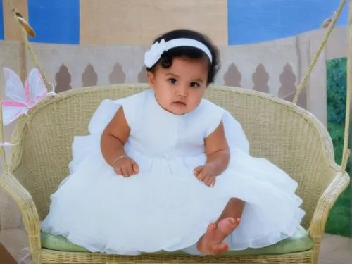 niña de 5 años con cinta en el cabello y vestido blanco sentada en un columpia,little princess,first communion,infant baptism,baby frame,christening,girl on a white background,little angel,yemeni,prin