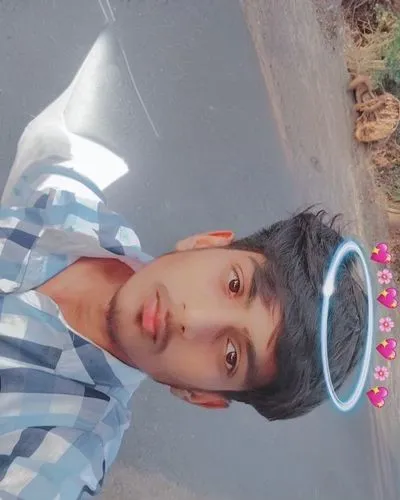 a man with flowers on his head standing next to a road,anirudh,majnu,natekar,vikarby,ravi,charanjit,hirani,nanjundaswamy,nikhil,bhavnani,sreenivas,subbaraman,manjeet,purab,aditya,chauhan,raghav,abhina