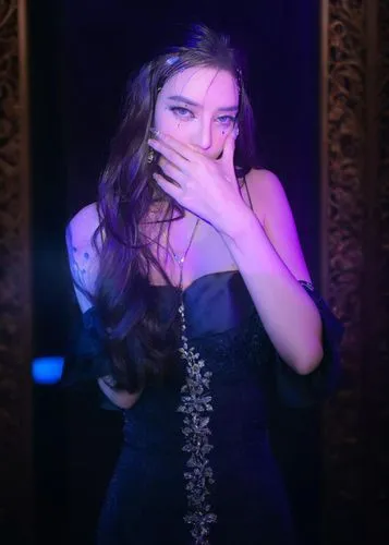 the woman in the dress is covering her mouth with her hands,jauregui,lorde,hansika,hailee,dua lipa,margairaz