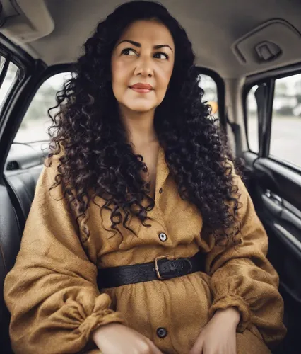 Mulher de cabelos longos negros ondulados,  olhos negros,  dirigindo um  carro 
,woman in the car,passenger,girl in car,in car,travel woman,car model,volvo amazon,nepali npr,peruvian women,chetna sabh