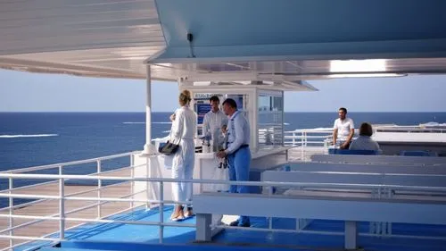 kiosco con barra para vender refresco, copteles, cafe, COCADA ubicada en la pare superior de uun ferry con detalles de un barco en la noche fotorealista CON PISO AZUL PASTEL, Y TECHO DE LONA TENASADO 