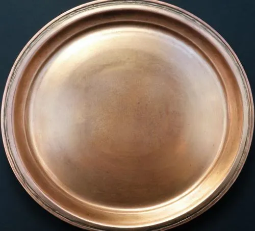 一块铜制的色板无限延伸,a metal tray sitting on top of a table,salver,serving bowl,bell plate,copper cookware,decorative plate,wooden plate,kylix,dinnerware,gilding,bronzeware,plates,copper frame,helmet plate,ant