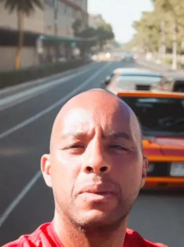 funco com temas esportivo corrida de rua foco força e fé,man with bald head standing in front of cars,toretto,luber,fast and furious,kodjoe,lamborghinis,supercar car