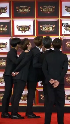 boys standing on red carpet,dinosaur line,synchronize,conga,the fan's background,huddle,kungfu,daddy longlegs,great wall wingle,cooperate,side cap,cube background,award background,korean fan dance,mus