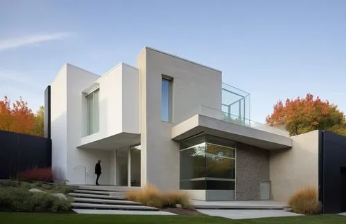 DISEÑO EXTERIOR DE UNA CASA ESTILO MINIMALISTA,  CON USO DE  COLORES BLANCO Y UN MURO DE MARMOL TRAVERTINO, VENTANAL EN EN ESQUINA Y CANCELES DE ALUMNIO Y CRISTAL, PUERTAS DE MADERA, UBICADA EN UN ENT