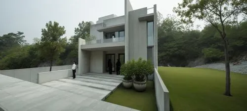 DISEÑO EXTERIOR DE CASA ESTILO MINIMALISTA, CON MUROS CON CANTERA GRIS, EN COMBINACION CON MUROS DE COLOR BLANCO Y GRIS, PLANO CINEMATOGRAFICO, CORRECCION DE ERRORES,a man walks in front of a house wi