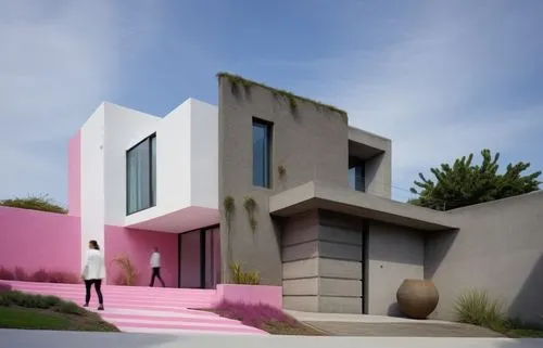 DISEÑO DE UNA CASA ESTILO MEXICANO MODERNO, CON FUSION DE LA ARQUITECTURA MINIMALISTA, USO PREDOMINANTE DEL COLOR BLANCO CON UN MURO EN COLOR ROSA MEXICANO, VEGETACIÓN EXUBERANTE, PERSONAS, EXCELENTE 