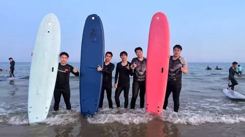 Transformez cette photo en style Disney,a group of men holding up surfboards on top of a beach,wetsuits,surfers,surfboards,cnblue,surfboard,surfs,surfed,bodyboard,btob,riptides,surfcontrol,sand board,