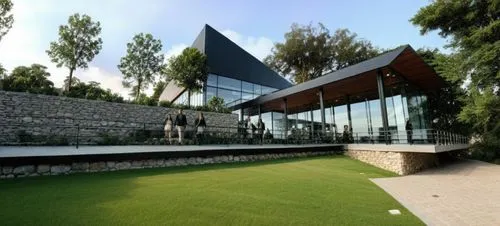 DISEÑO EXTERIOR DE UN RESTAURANT PARA UNA NAVE INDUSTRIAL, TERRAZAS PARA AREA DE COMENSALES YTERRAZAS CON MUROS DE PIEDRA ESCALONADOS, CON MUROS DE PIEDRA, PERSONAS EN LA ESCENA CAMINANDO,CESPED, VENT