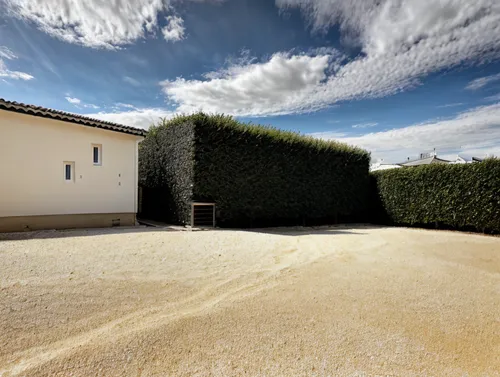 remplacer le sol par une allée de cailloux blanc,ordinary boxwood beech trees,artificial grass,paved square,thatch roofed hose,hornbeam hedge,turf roof,gable field,paving stones,straw bale,paving slab