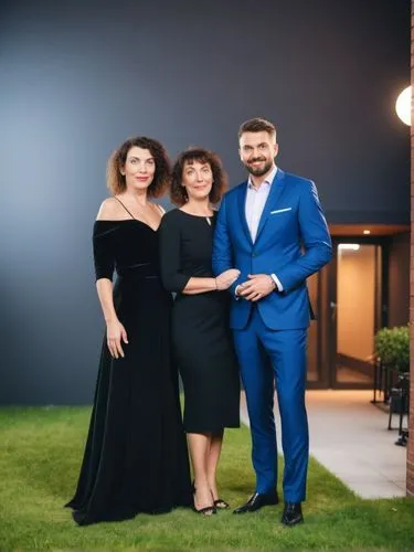 Mr. and Mrs. Maurer in front of their German single-family home bungalow in the city.,a couple standing next to each other on a green field,social,birce akalay,zorlu,aile,milliyet,azeris