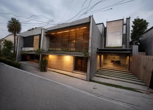 diseño exterior de una residencia estilo minimalista, con elementos de concreto, madera, cristal, rejilla de acero, vegetación, iluminación nocturna perfcetamente detallada, fotografia hiperrealista,a