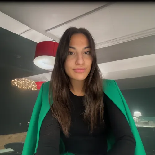 green screen,tv reporter,real estate agent,blur office background,video call,video chat,green background,chromakey,halina camera,journalist,social,igtv,in green,green,loukamades,briza media,ceo,yasemin,live stream,hallia venezia