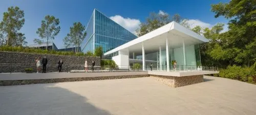 DISEÑO EXTERIOR DE UN COMEDOR  PARA UNA NAVE INDUSTRIAL, TERRAZAS CON MUROS DE PIEDRA, PERSONAS,CESPED, VENTANALES DE CRISTAL AMPLIOS, VISTAS PANORAMICAS, VEGETACION EXUBERANTE,a building with large g