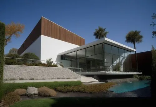 Diseño exterior de una casa moderna estilo minimalista combinando muros de color blanco con muros de tabique aparente, herrería de aluminio con cristal, fotografía hiperrealista, fotografía arquitectó