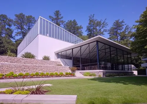 DISEÑO EXTERIOR DE UN COMEDOR INDUSTRIAL, CON UNA ESTRUCTURA A BASE DE COLUMNAS CIRCULARES DE ACERO AL CARBON, CON UNA TECHUMBRE LIGERA CON ESTRUCTURA DE ACERO Y PLAFON DE MADERA, VENTANALES AMDPLIOS 