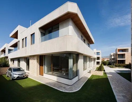 ESTILO MODERNISTA PERO CÁLIDO UTILIZANDO MATERIALES NOBLES.
MADERA EN TECHO DEL VOLADIZO Y CARPINTERÍA, TRAVERTINO TERUEL COMO LA IMAGEN DE REFERENCIA EN FACHADA SALIENTE DE LA PLANTA PRIMERA Y ENLUCI